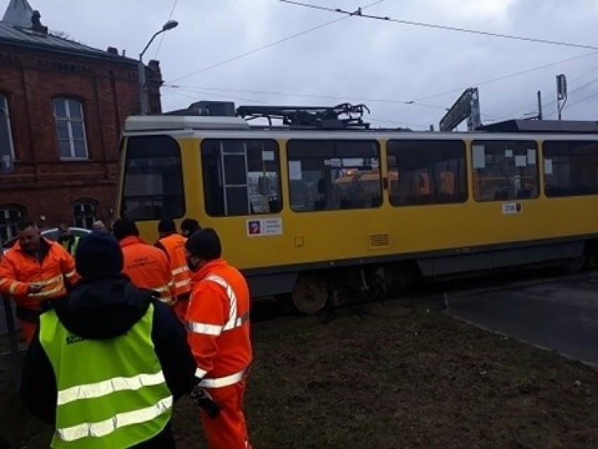 Na rondzie koło dworca PKP w Szczecinie wykoleił się tramwaj...