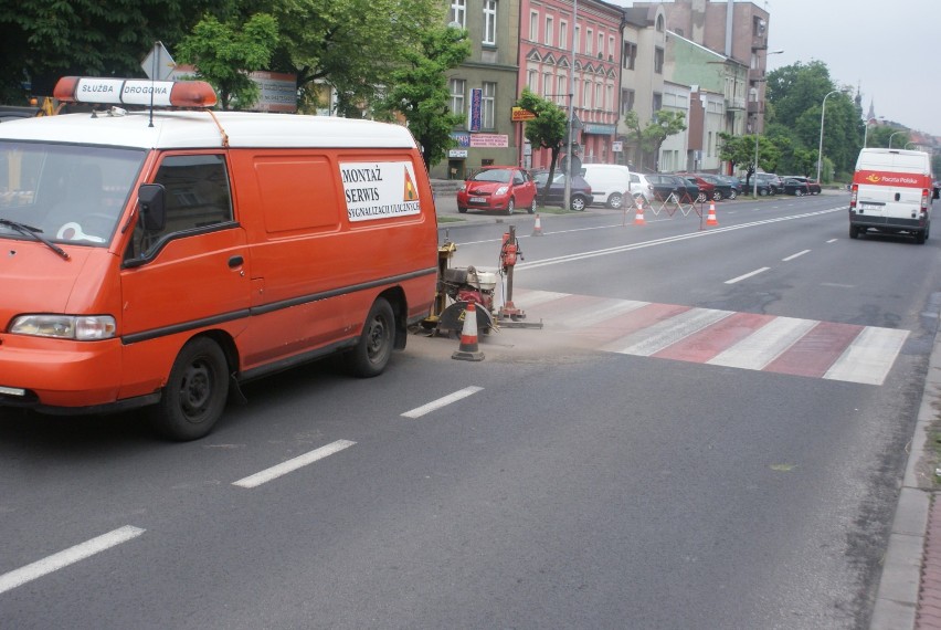 Montują doświetlacze i markery na ulicy Górnośląskiej w...