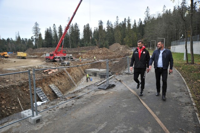 Tak powstaje nowy, kryty tor lodowy w Zakopanem. Ostatnio plac budowy odwiedził Kamil Bortniczuk - minister sportu i turystyki.