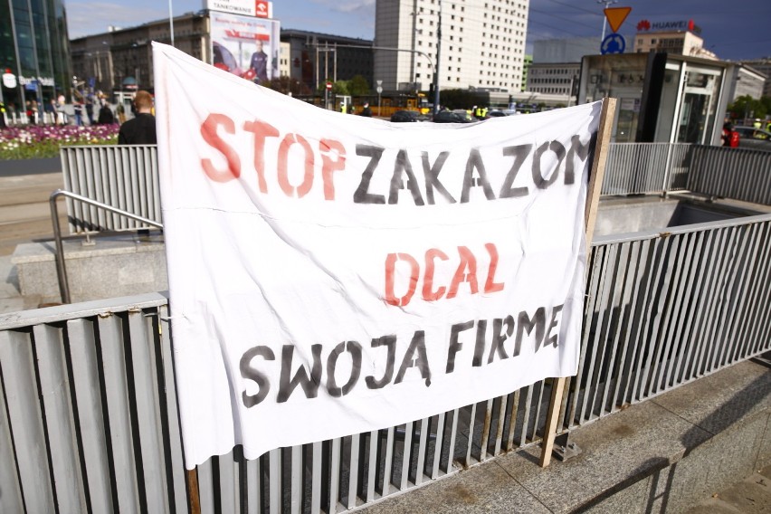 Strajk Przedsiębiorców, Warszawa 7 maja. Samochodowy protest w centrum miasta. Zablokowano rondo Dmowskiego