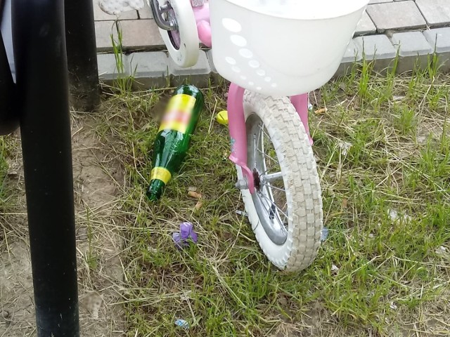 Wczoraj dzieci parkowały swoje rowerki między rozrzuconymi butelkami po piwie i innych alkoholach