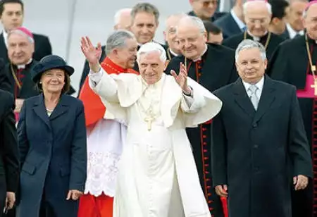 Ceremonia powitania papieża Benedykta XVI. Ojcu Świętemu towarzyszą Lech Kaczyński i Maria Kaczyńska. Rafał Guz / Fotorzepa