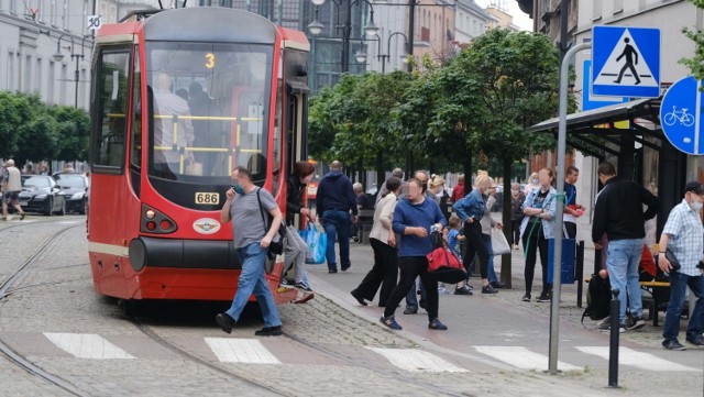 Maseczki coraz rzadziej pojawiają się na ulicach Zabrza. Pandemia jednak wciąż trwa.
Zobacz kolejne zdjęcia. Przesuwaj zdjęcia w prawo - naciśnij strzałkę lub przycisk NASTĘPNE