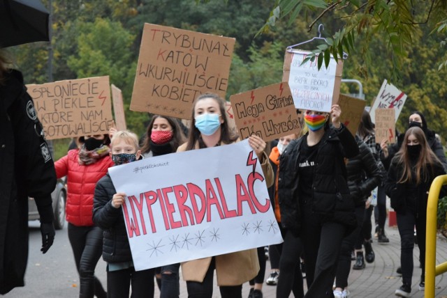 Takie transparenty mieli protestujący na Strajku Kobiet w Sępólnie Krajeńskim