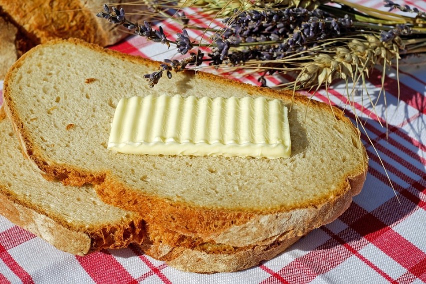 Chleb owinięty w folię ma długi termin przydatności, dlatego...