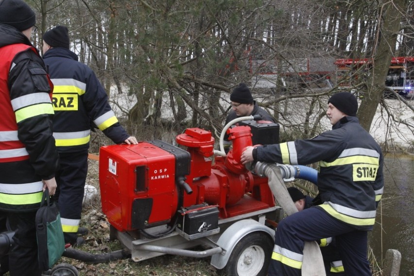 Ćwiczenia powodziowe strażaków przy rzece Karwianka w Karwi. W akcji wzięło udział 14 jednostek z powiatu puckiego