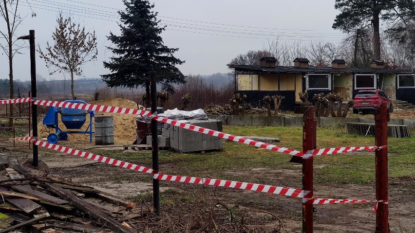 Rozbiórka i porządki na terenie dawnego ośrodka Victoria na Polance w Sulejowie