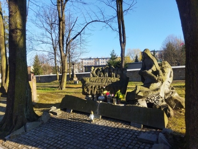 Pieta Katyńska na olkuskim Starym Cmentarzu