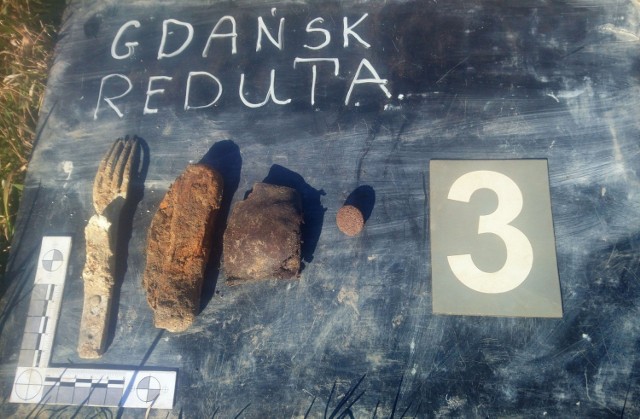 Ludzkie szczątki zostały odnalezione w zakopanych transzejach, w rejonie Bastionu Wyskok, części łańcucha dawnych fortyfikacji Gdańska, niedaleko ul. Reduta Wyskok na Dolnym Mieście.
