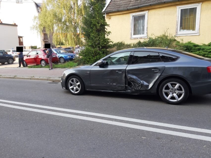 Zderzenie dwóch pojazdów w Szczecinku. Na masce jednego z aut jechał młody mężczyzna [ZDJĘCIA]