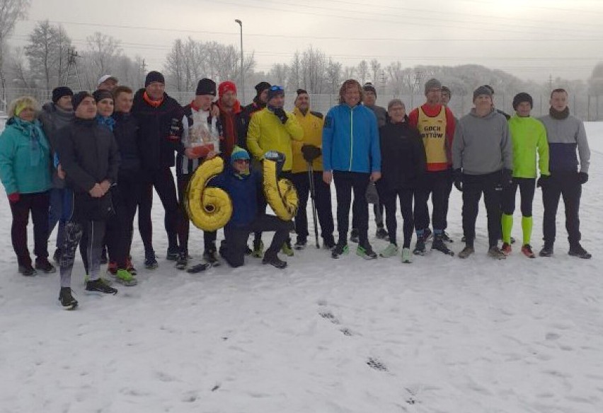 Stanisław Majkowski z Bytowa nawet 66. urodziny świętuje biegając. Z przyjaciółmi pokonał 66 okrążeń stadionu