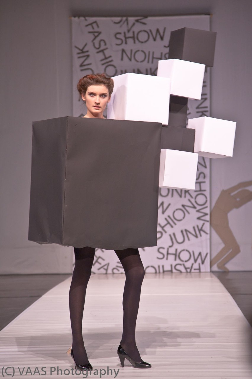 Junk Fashion Show 2011 - papier. Pokaz mody ekologicznej...