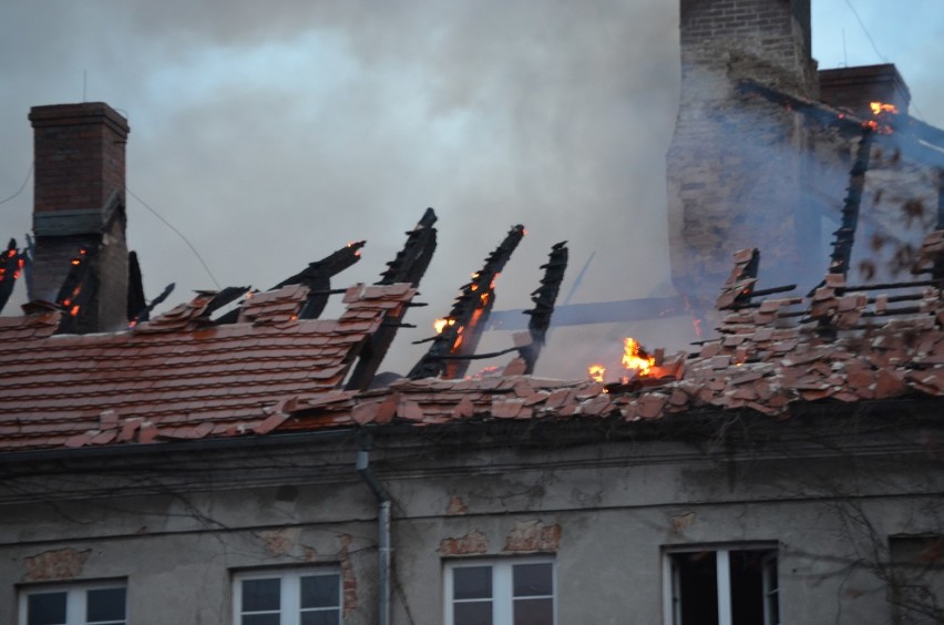 Zakończono akcję gaśniczą w pałacu w Sieroszowicach i wstępnie podliczono straty 