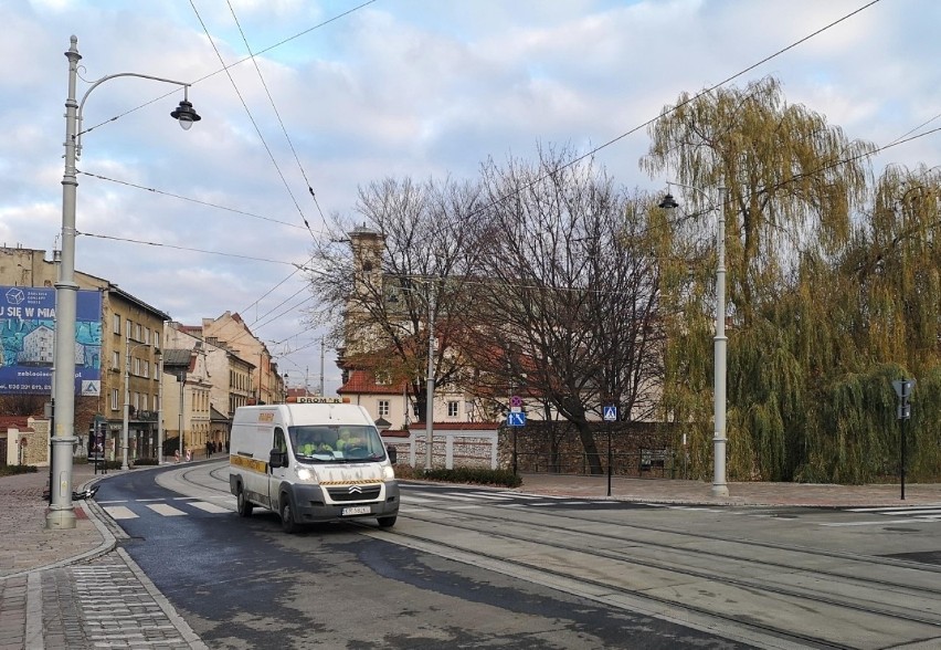 Ulica Krakowska otwarta po remoncie dla samochodów.