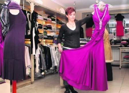 Sukienkę można kupić jeszcze m.in. w sklepie &amp;#8222;Moda i styl&amp;#8221;. Klientkom szukającym kreacji doradza pani Wiola - fot. Andrzej Szozda