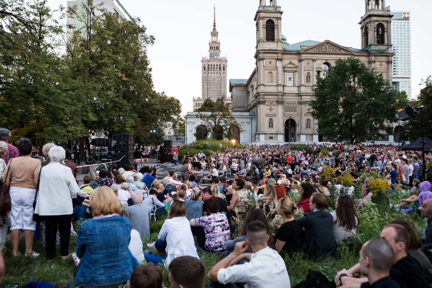 "Nie oddamy wam kultury". Protest ludzi kultury pod PKiN.