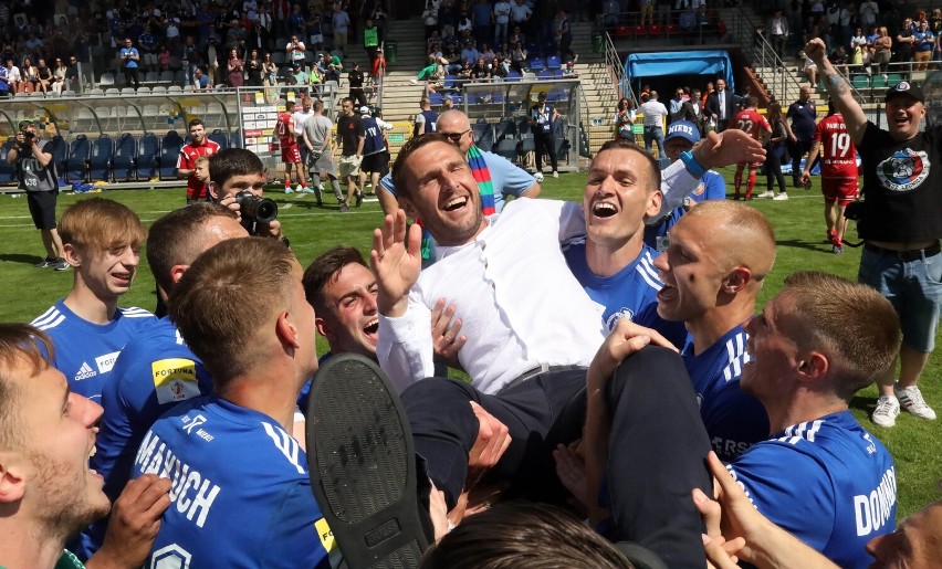 Miedź Legnica awansowała do Ekstraklasy, zobaczcie zdjęcia z fety na stadionie i w parku