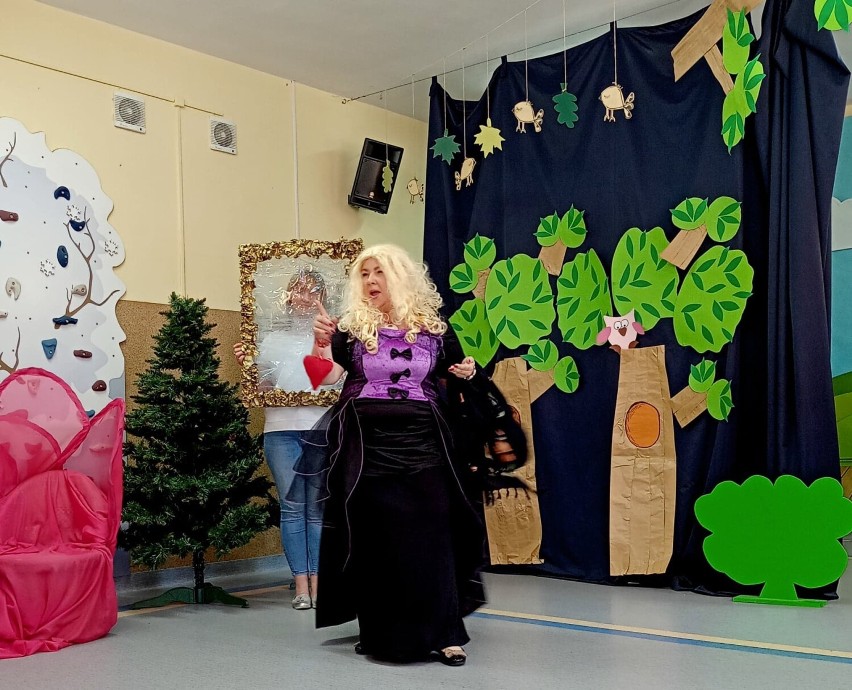 W Przedszkolu nr 2 w Wieluniu nauczyciele wystawili teatrzyk dla dzieci FOTO