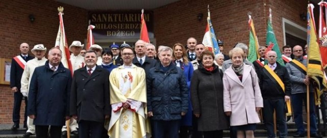 W niedzielę, 7 maja w Sanktuarium Miłosierdzia Bożego na Ogrodach w Ostrowcu Świętokrzyskim zostało odprawione nabożeństwo w intencji hutników i strażaków.