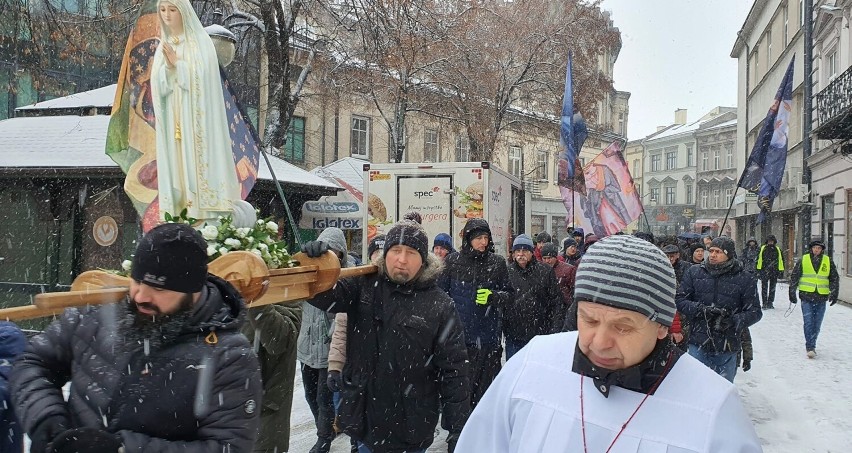 Męski Różaniec przeszedł ulicami zaśnieżonego Przemyśla.