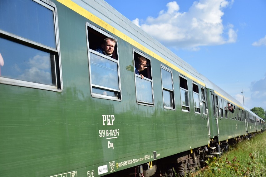 Pociąg specjalny Temida na dworcu w Damasławku.