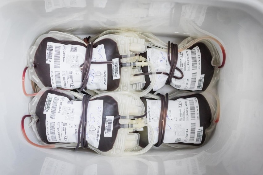 5-cio lecie charytatywnej akcji krwiodawstwa. Busy do poboru krwi przed Teatrem Buffo