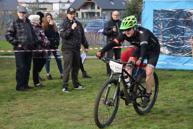 Listopad rozpoczął się w  gminie Nakło od wydarzeń sportowych. Oto kilka migawek z Maratonu MTB, kt&oacute;ry rozegrano w Paterku. 

35-km trasę wytyczono nie tylko drogami utwardzonymi, także duktami leśnymi. Wyzwanie podjęło blisko 130 cyklist&oacute;w. To gł&oacute;wnie reprezentanci woj. kujawsko-pomorskioego oraz Wielkopolski, choć nie brakowało także zawodnik&oacute;w z woj. pomorskiego.  Wśr&oacute;d pań na podium stanęły:  Hanna Bielińska z Wilcza (I miejsce), Emilia Mariańska z Zamościa oraz  Agnieszka Kamińska z Bydgoszczy.  Najlepsi panowie:  Kacper Belt (Świecie), Adam Łowigus (Łochowo) i  Mikołaj Tuszyński (Kowalewo Pomorskie).