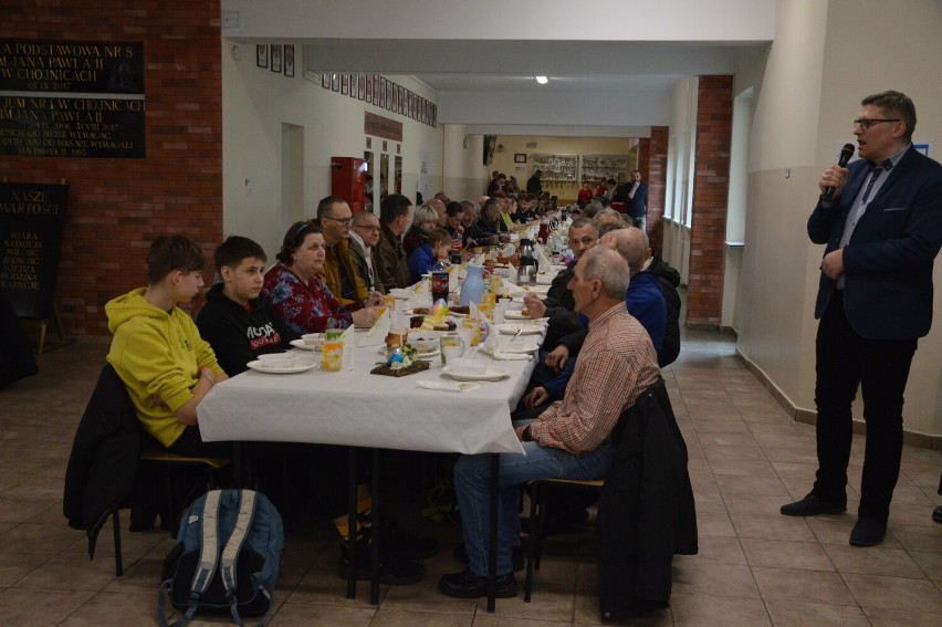 Chojnicka "Ósemka" pachniała drożdżówkami. Wielkanocne śniadanie dla prawie 300 osób. Były też prezenty 