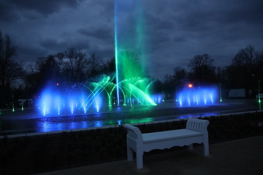 Medialny pokaz podświetlanych i grających fontann w legnickim Parku Miejskim