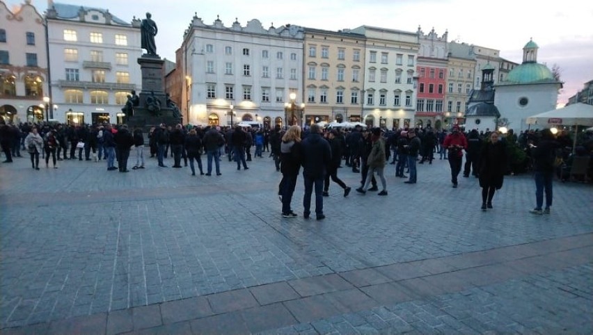 Kibice Cracovii spotkali się na Rynku od strony pomnika...