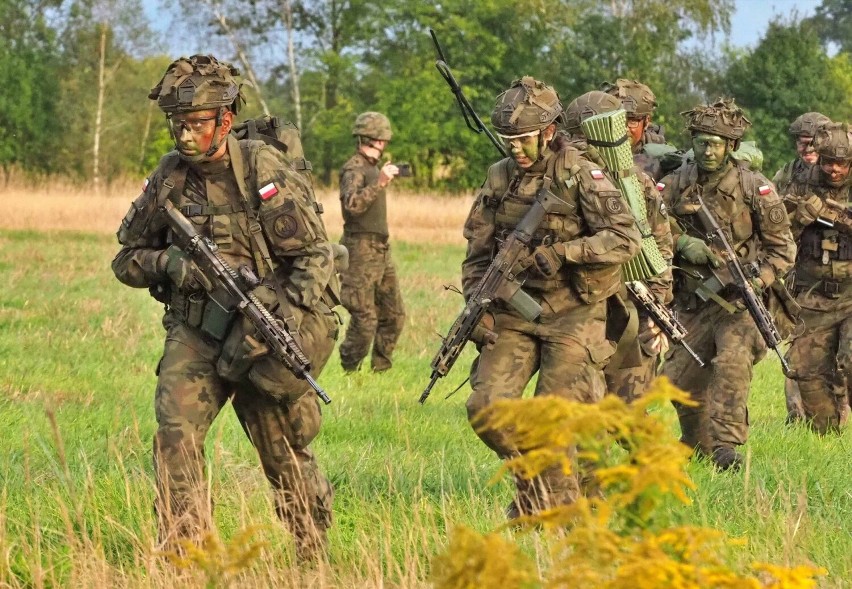 Terytorialsi z 9 Łódzkiej Brygady Obrony Terytorialnej ćwiczyli desant na polu pod Zgierzem ZDJĘCIA, FILM