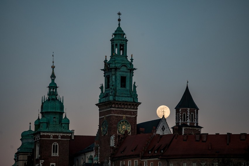 Różowy księżyc na krakowskim niebie. Zobacz to niezwykłe zjawisko [ZDJĘCIA]