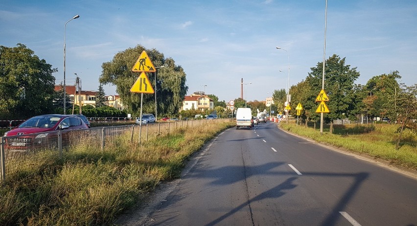 Remont DK12 w granicach Leszna trwa od 2018 roku i ma się zakończyć w tym roku, pod koniec