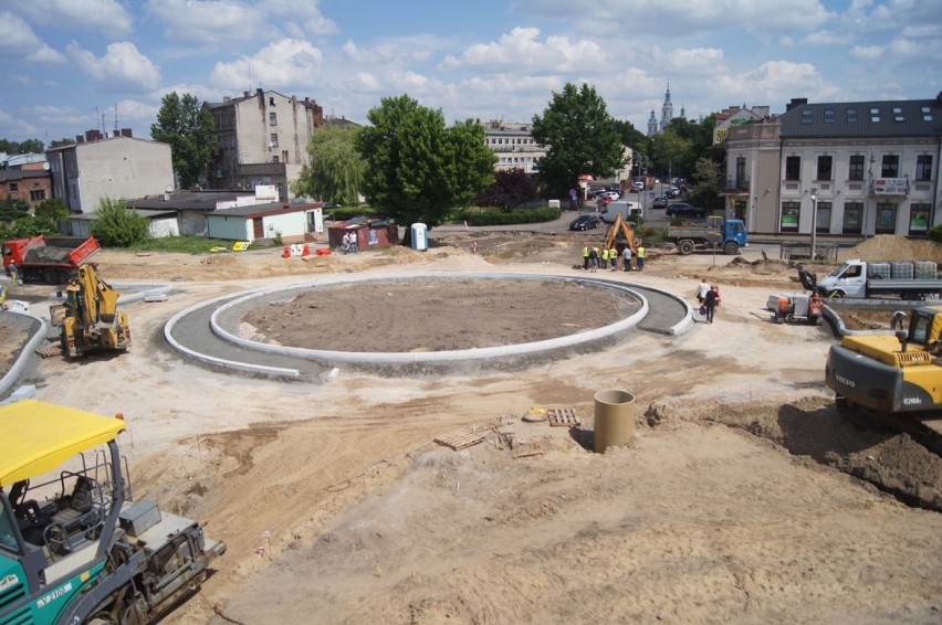 Przebudowa ul. Brzeźnickiej w Radomsku. Powstaje rondo przy...