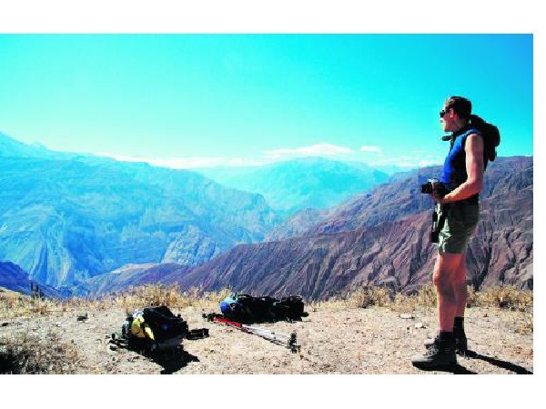 Dr Andrzej Gałaś z AGH nad najgłębszym na świecie kanionem rzeki Colca w Peru