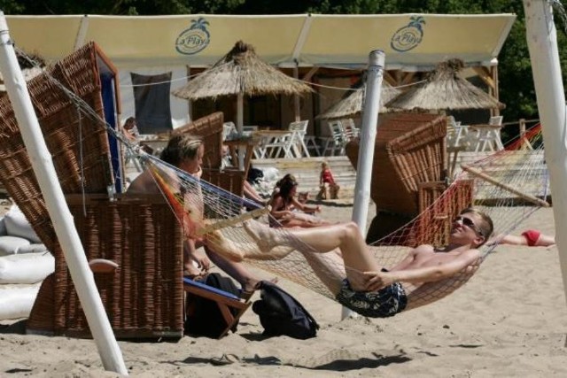 La Playa Music Bar

To wakacyjne centrum stolicy. Niepowtarzalna plaża w mieście, klimat tropików, aktywny wypoczynek i muzyka z różnych stron świata to jedynie nieliczne zalety tego miejsca. 
Właściciele postawili sobie za cel  popularyzację aktywnego wypoczynku na świeżym powietrzu i imprezy z muzyką na wysokim poziomie.
Warszawska La Playa Music Bar znajduje się nad samym brzegiem Wisły, po praskiej stronie, z widokiem na Stare Miasto i Zamek Królewski.
La Playa otwarta jest od maja do 25 września.