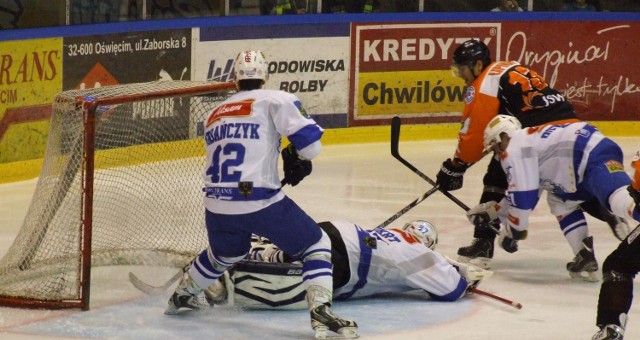 Michał Fikrt, bramkarz Unii, tym razem wygrał pojedynek z Peterem Lipiną. W meczu hokejowej esktraklasy, rozegranym w Oświęcimiu, Aksam pokonał JKH GKS Jastrzębie 3-2.