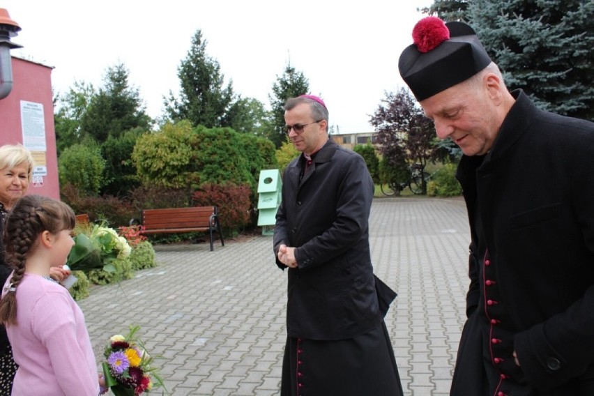 Biskup kaliski z wizytą w szkole w Czerminie