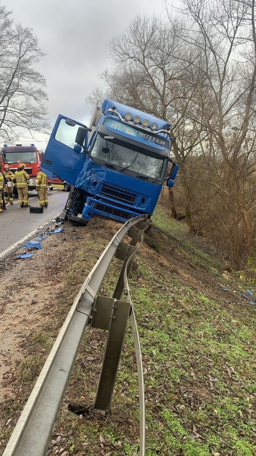 Ciężarówka zderzyła się z busem