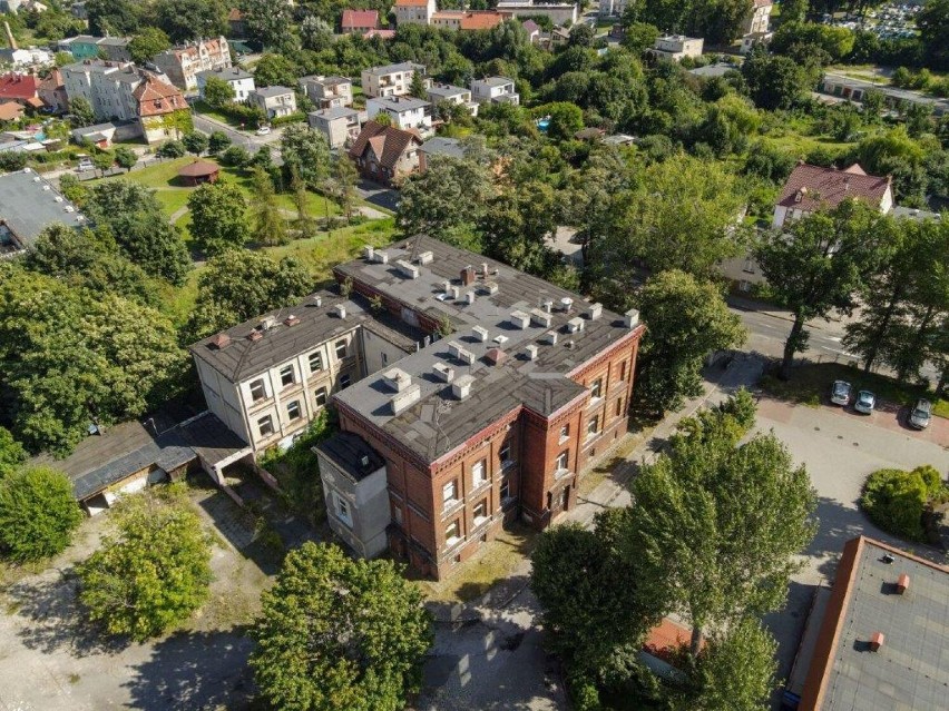 Dawny budynek chirurgii przy ul. Bohaterów Getta w Żarach...