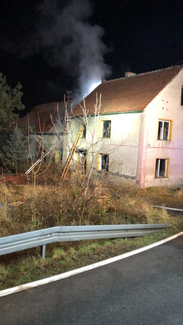 Tragiczny pożar pod Łambinowicami. Płonął budynek mieszkalny. Zginęła jedna osoba.