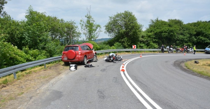 Wypadek w Króliku Polskim. Zderzenie toyoty z motocyklem. Ranny kierowca jednośladu i jego pasażerka [ZDJĘCIA]