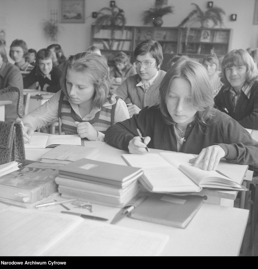 Zajęcia w szkole ponadpodstawowej w 1974 roku. Schemat...