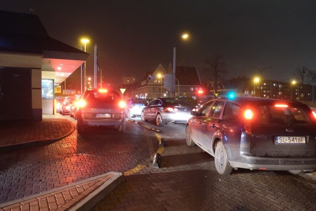 Ogromne kolejki do MCDrive. Kanapka "Drwala" wróciła do McDonald's.

Zobacz kolejne zdjęcia. Przesuwaj zdjęcia w prawo - naciśnij strzałkę lub przycisk NASTĘPNE