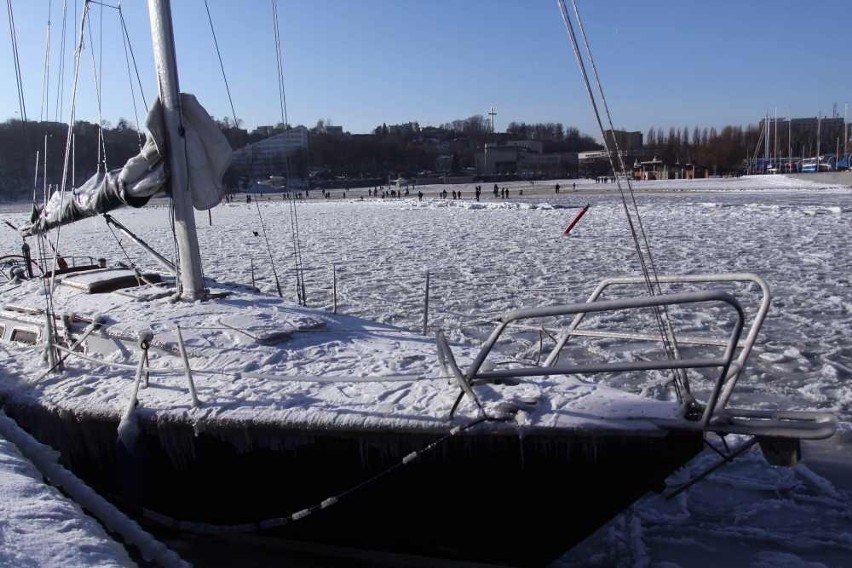 Zamarznięte morze i okolice basenu jachtowego w Gdyni (zobacz zdjęcia)