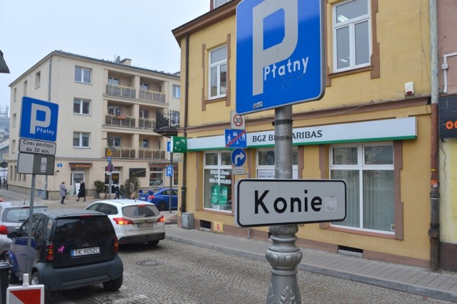 Ktoś zakleił literę „c” i wyszedł… parking dla koni.