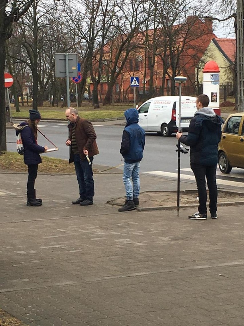 Uczniowie "Trójki" szukali matematyki na ulicach Łęczycy