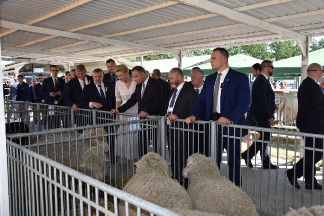 Prezydent Andrzej Duda wraz z Pierwszą Damą gościli na targach AGRO-TECH w Minikowie. Odwiedzili wiele stoisk, byli także na wystawie zwierząt.