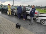 Volkswagen zatrzymał się przed skrzyżowaniem. Nagle w jego tył uderzyły dwa samochody