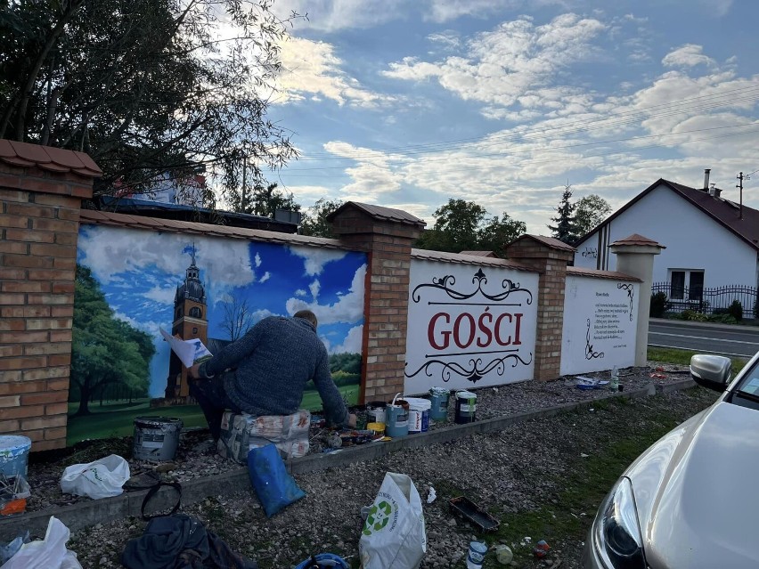 Mural z kościołem i herbem powstał przy wjeździe do Radłowa